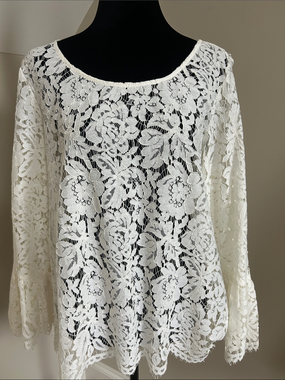 Women’s White Floral Lace Long-Sleeve Top